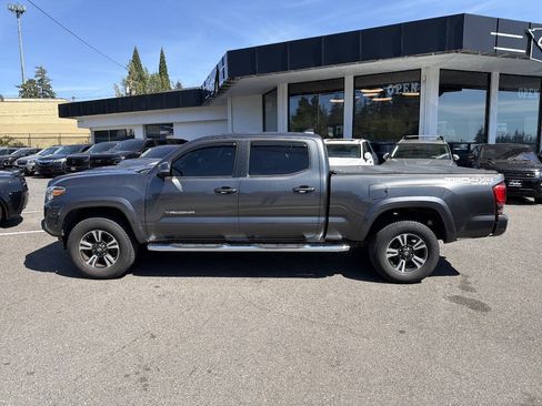 Used 2017 Toyota Tacoma TRD Sport w/ Tow Package AWD/4WD image 2