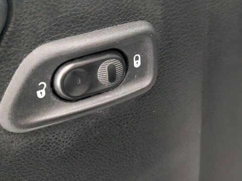 Used 2018 Jeep Wrangler Unlimited Sahara image 11