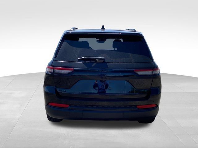 Used 2023 Jeep Grand Cherokee Altitude AWD/4WD image 4