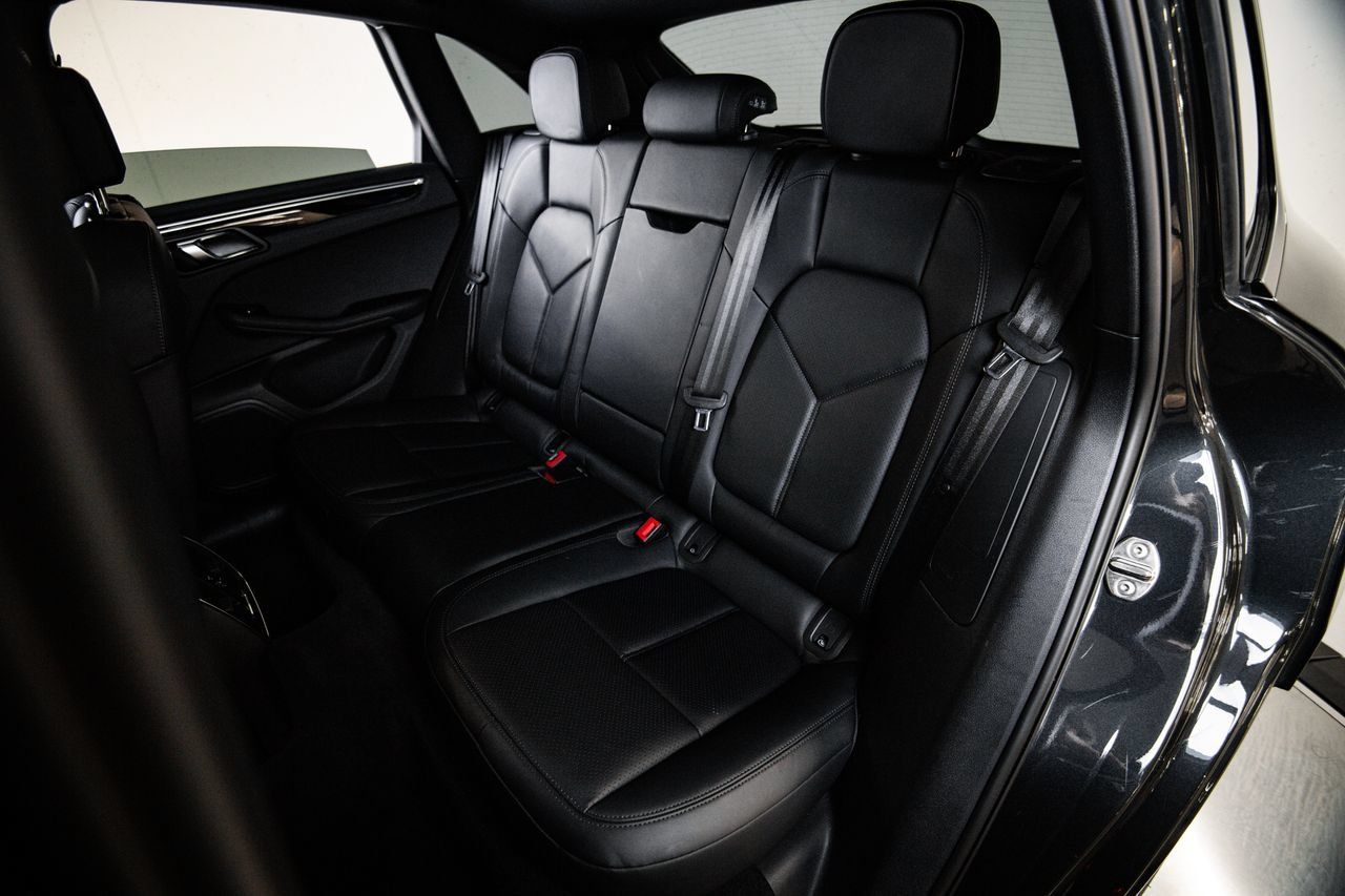 Certified 2024 Porsche Macan AWD/4WD image 24