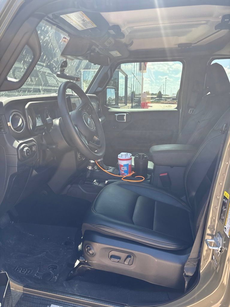Used 2025 Jeep Gladiator Sport AWD/4WD image 4