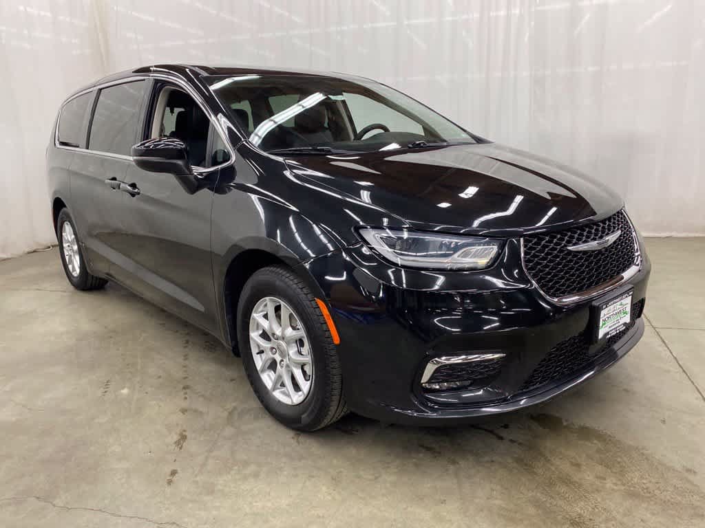 Used 2023 Chrysler Pacifica Touring-L FWD image 8