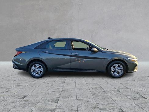Used 2026 Hyundai Elantra SE FWD image 4