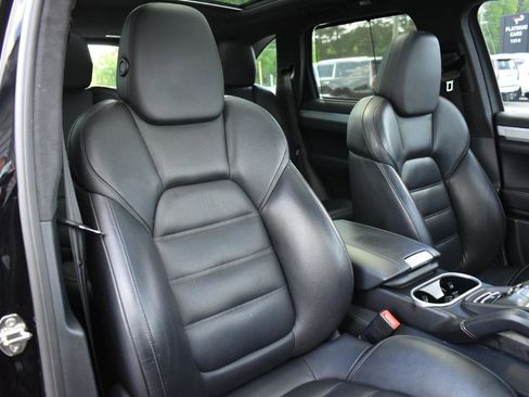 Used 2015 Porsche Cayenne Turbo image 32