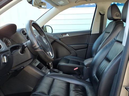 Used 2011 Volkswagen Tiguan SE image 8