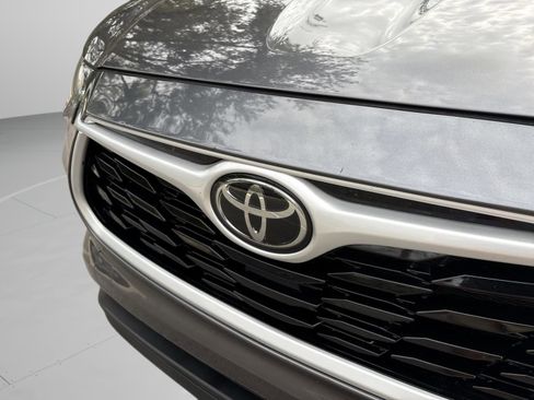 Used 2021 Toyota Highlander L image 30