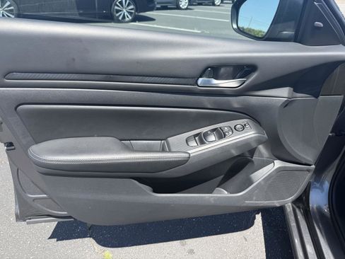 Used 2025 Nissan Altima 2.5 SV FWD image 10