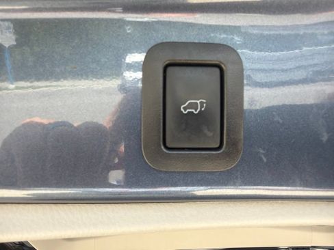Used 2019 Toyota Highlander XLE AWD/4WD image 14
