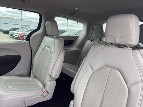 Used 2019 Chrysler Pacifica Touring-L Plus w/ Tire & Wheel Group FWD image 30