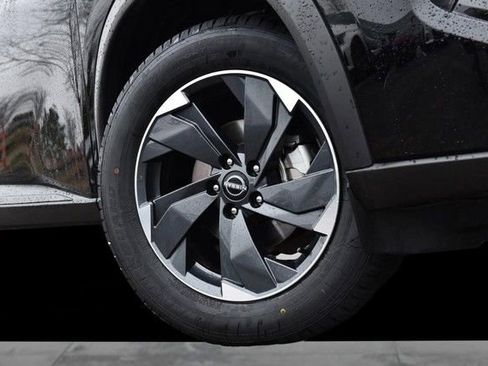 Certified 2025 Nissan Rogue SV image 3