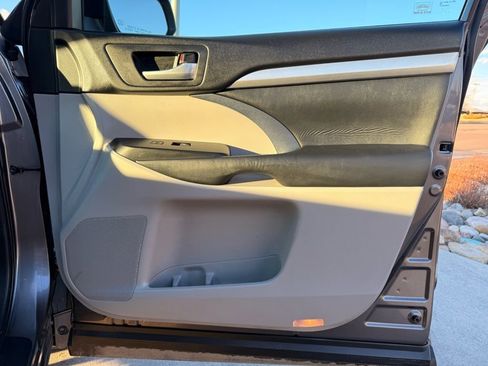 Used 2015 Toyota Highlander XLE image 32