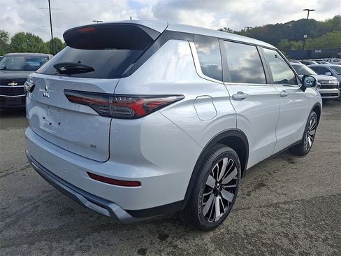 New 2025 Mitsubishi Outlander SE image 4