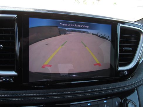 Used 2025 Chrysler Pacifica Limited FWD image 20