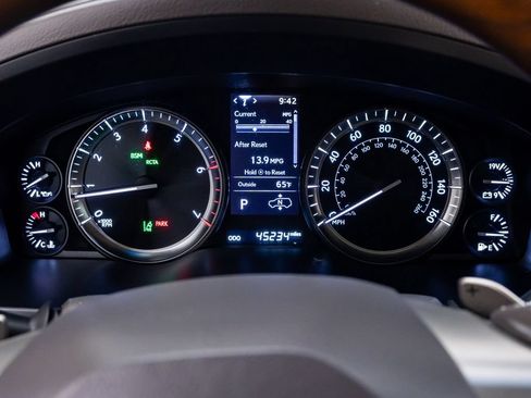 Used 2020 Lexus LX 570 4WD w/ Luxury Package image 31