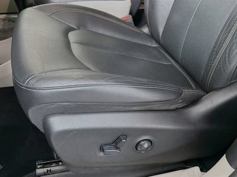 Used 2020 Chrysler Pacifica Touring-L FWD image 20