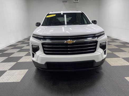Used 2025 Chevrolet Traverse LT image 7