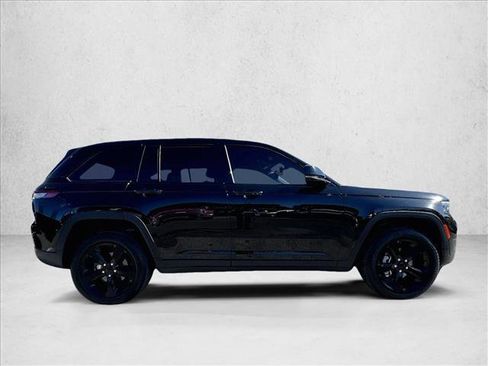 Used 2023 Jeep Grand Cherokee Altitude image 5