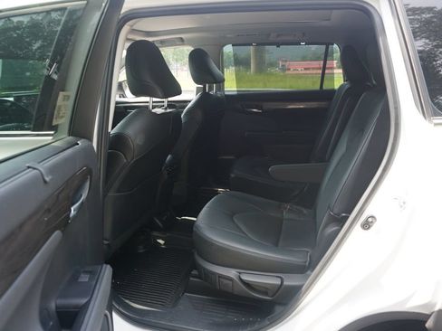 Used 2023 Toyota Highlander Platinum FWD image 16