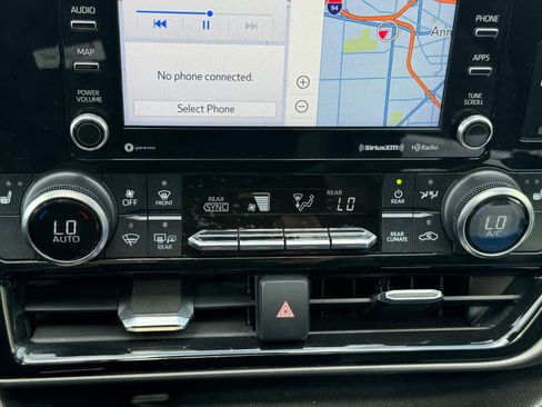 Used 2022 Toyota Highlander XLE AWD/4WD image 20