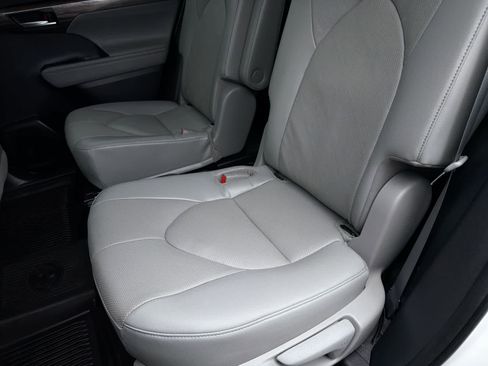 Used 2023 Toyota Highlander Platinum AWD/4WD image 21