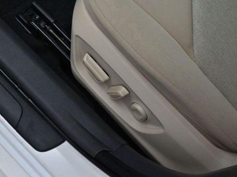 Used 2019 Toyota Camry LE FWD image 13