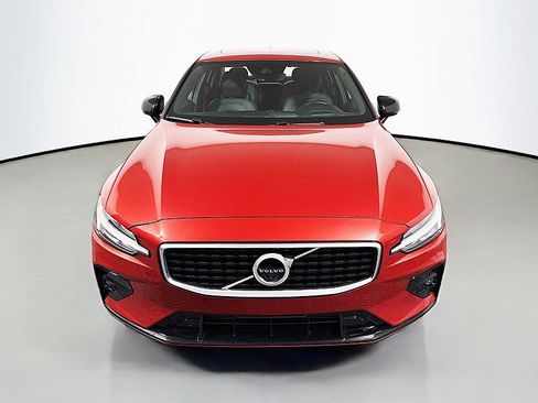 Used 2019 Volvo S60 T5 R-Design image 2