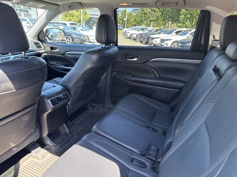 Used 2017 Toyota Highlander Limited AWD/4WD image 17