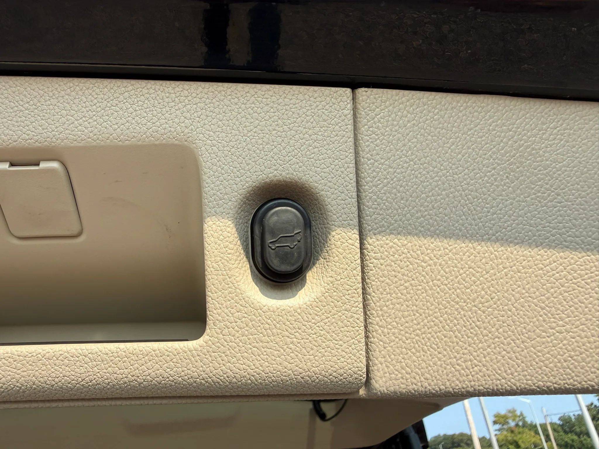 Used 2016 Cadillac Escalade Luxury AWD/4WD image 38