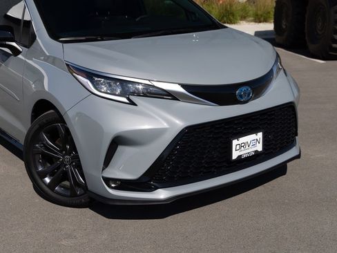 Used 2024 Toyota Sienna XSE w/ XSE Plus Package image 7