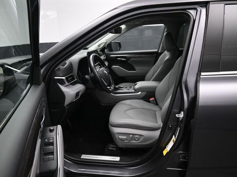 Used 2022 Toyota Highlander Limited image 9