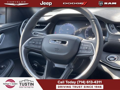 Used 2025 Jeep Grand Cherokee L Laredo w/ Luxury Tech Group I AWD/4WD image 15