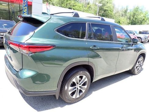 Used 2023 Toyota Highlander XLE AWD/4WD image 4