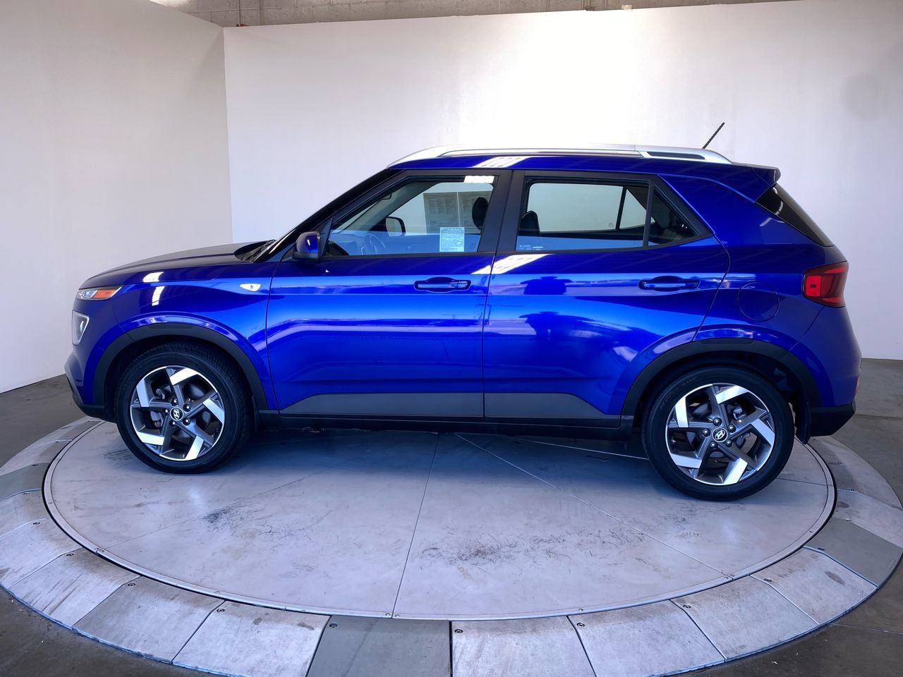 Used 2023 Hyundai Venue Limited FWD image 2