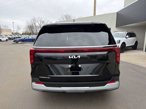 Certified 2025 Kia Carnival image 7