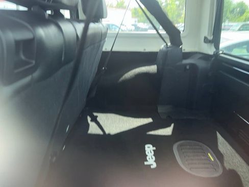 Used 2016 Jeep Wrangler Unlimited Rubicon AWD/4WD image 19