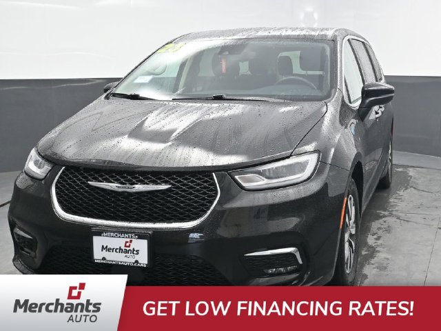 Used 2023 Chrysler Pacifica Touring-L FWD image 2