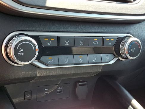 Certified 2023 Nissan Altima 2.5 SV w/ SV Premium Package FWD image 18