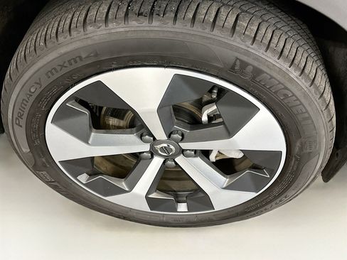 Used 2025 Volvo XC40 B5 Plus image 11