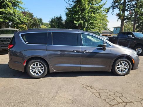 Used 2022 Chrysler Pacifica Touring-L FWD image 8