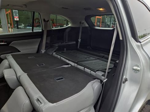 Used 2022 Toyota Highlander XLE AWD/4WD image 42