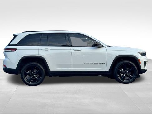 Used 2023 Jeep Grand Cherokee Altitude AWD/4WD image 8