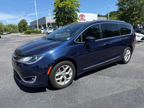 Used 2020 Chrysler Pacifica Touring-L FWD image 2