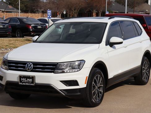 Used 2020 Volkswagen Tiguan SE w/ Panoramic Sunroof Package image 5