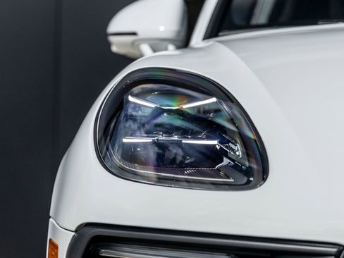 Certified 2026 Porsche Macan AWD/4WD image 17