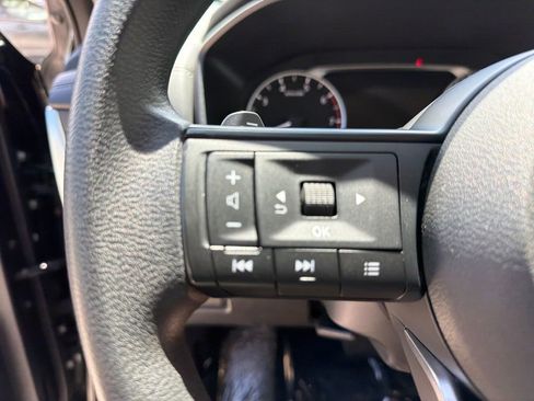 Used 2024 Nissan Rogue S FWD image 18