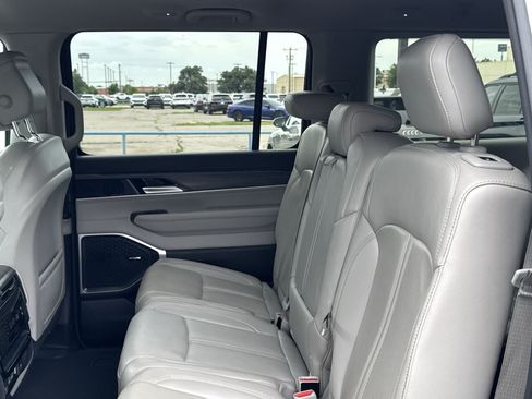 Used 2024 Jeep Wagoneer L Series II RWD image 25