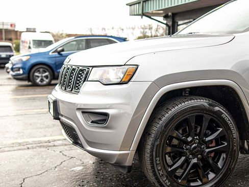 Used 2021 Jeep Grand Cherokee Laredo X AWD/4WD image 4