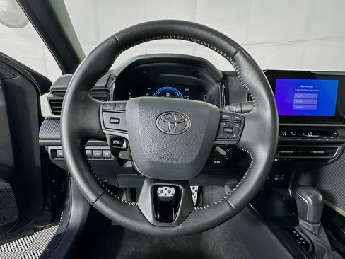 Used 2025 Toyota Camry SE FWD image 13
