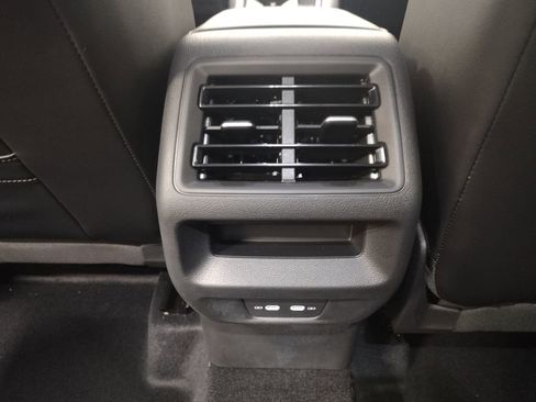 New 2025 Volkswagen Tiguan SE image 34