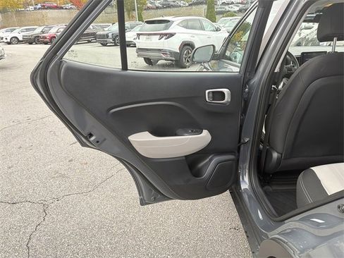 Certified 2025 Hyundai Venue SEL image 21